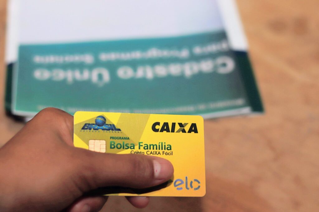 Alerta Vermelho: Beneficiários do Bolsa Família com CadÚnico em risco. O que fazer?