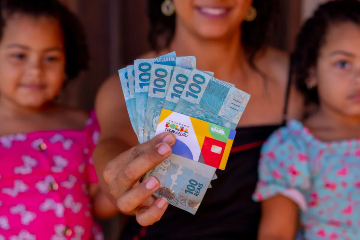 Bolsa Família e Auxílio Gás antecipados: benefícios para milhões de famílias em meio à crise climática!