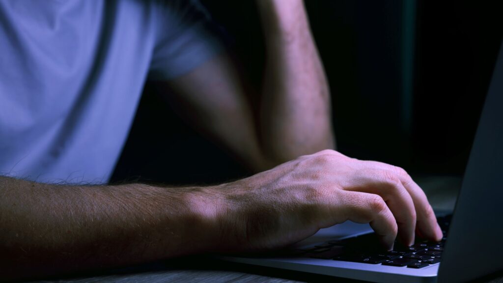 Uma pesquisa recente do MIT revelou que as pessoas tem utilizado a inteligência artificial para fins emocionais e até sexuais.