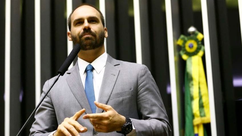 Eduardo Bolsonaro (na foto) foi 1 dos 73 deputados do PL a votar pela aprovação do projeto que inclui taxar compras internacionais de até US$50