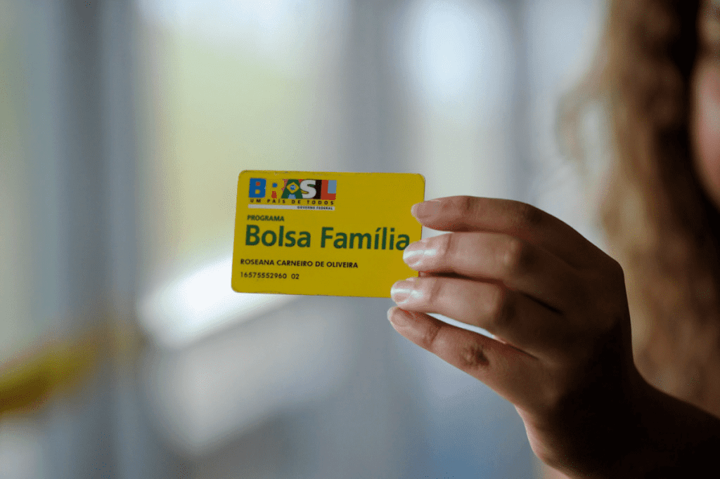Famílias brasileiras celebram início do novo pagamento do Bolsa Família. Confira!