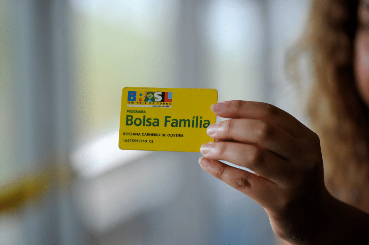 Famílias brasileiras celebram início do novo pagamento do Bolsa Família. Confira!