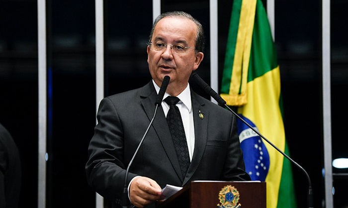 Governador elogia redução de beneficiários no Bolsa Família, gerando curiosidade.