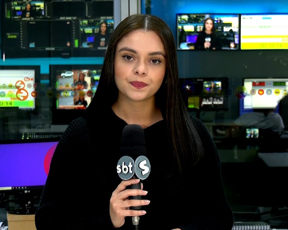 Rep&oacute;rter Fernanda Sena falando sobre o curso de intelig&ecirc;ncia artificial.