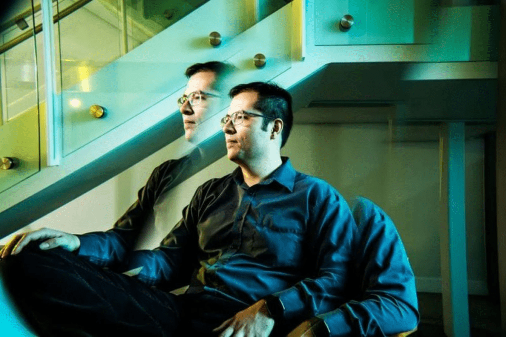 Saiba quem é o primeiro brasileiro bilionário da inteligência artificial na lista da Forbes