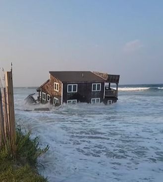 Vídeo: casa desaba no mar após tempestade Ernesto causar alta da maré nos EUA