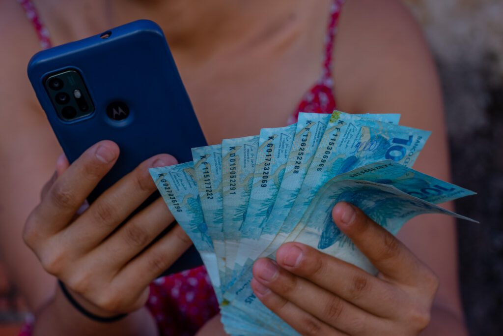 5 maneiras FÁCEIS de fazer dinheiro com inteligência artificial; é possível mesmo?