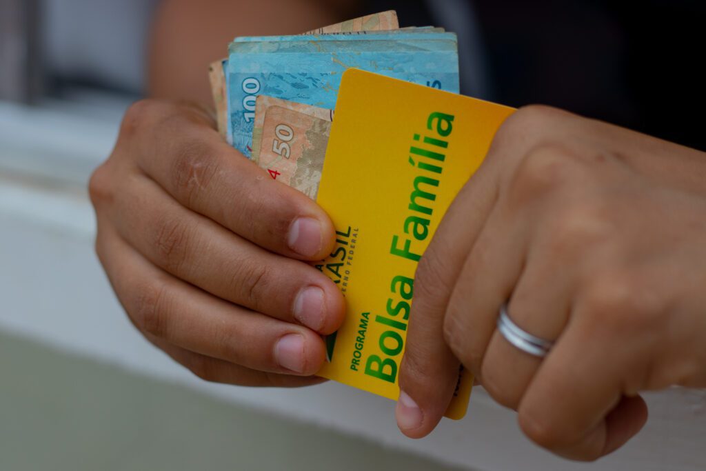 Descubra a renda mínima para permanecer no Bolsa Família em 2024 e as penalidades ao ultrapassá-la