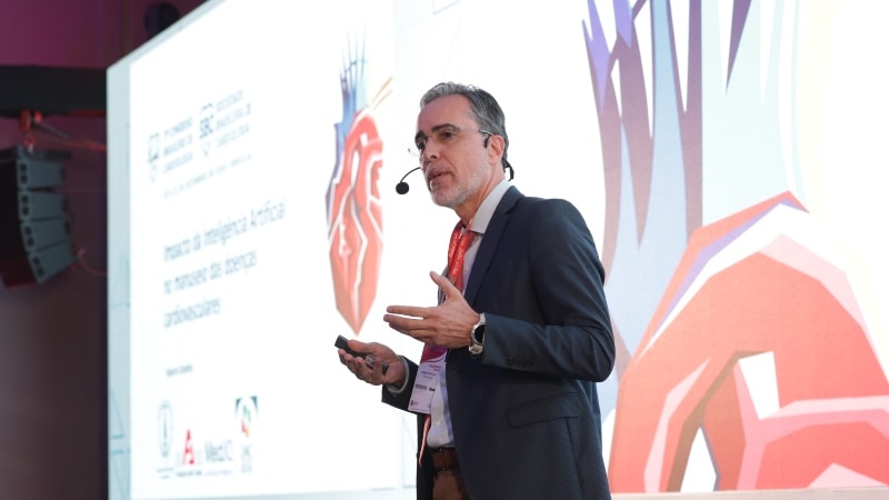 “A inteligência artificial pode aumentar a satisfação profissional dos médicos”