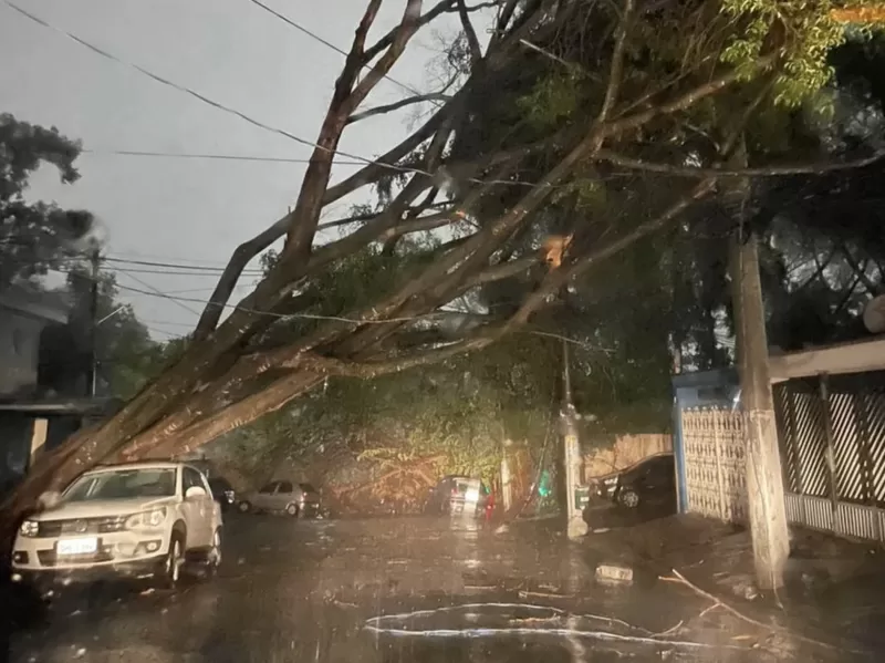 Com mais de 700 mil imóveis sem energia na Grande SP neste domingo, Aneel convoca reunião com Enel