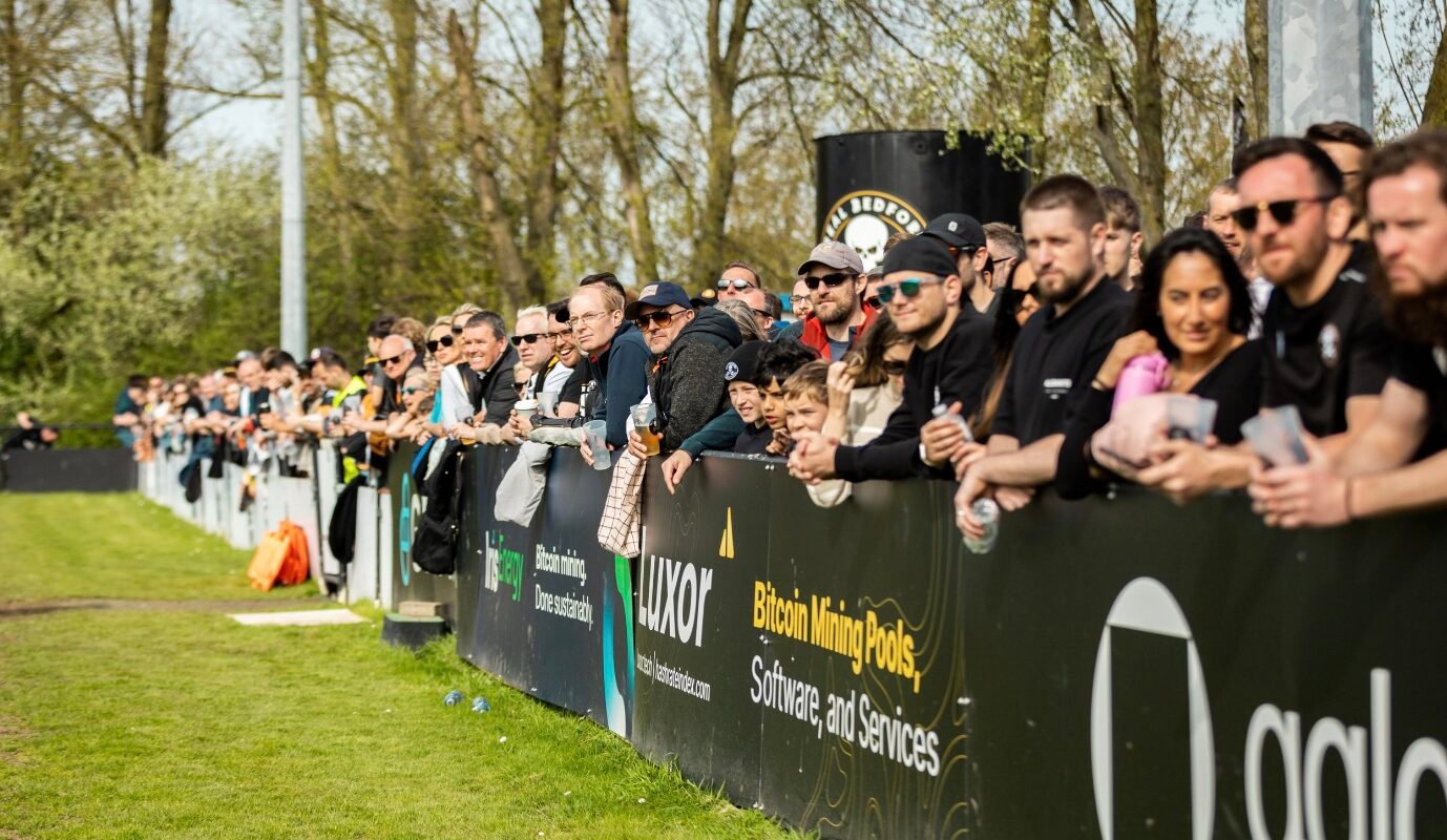 Como Este Clube de Futebol Inglês Está Colocando o Bitcoin em Evidência