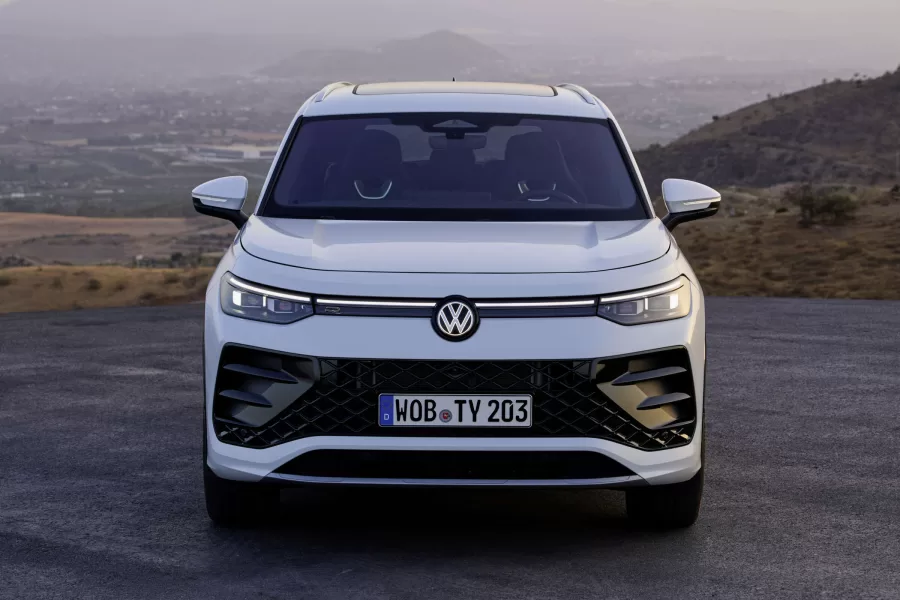 O Volkswagen Tayron chegará ao Brasil em 2025 para substituir o Tiguan Allspace. O novo SUV será fabricado em São Bernardo do Campo (SP) e promete trazer inovações no segmento de utilitários esportivos.