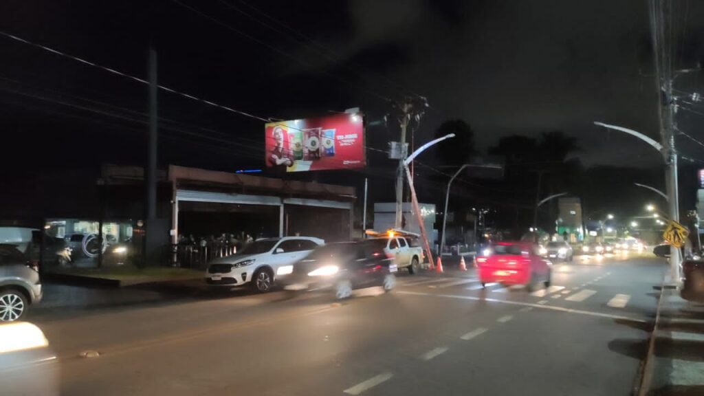 Imagem da Avenida São Francisco, no bairro Jundiaí, durante a noite. (Foto: Davi Galvão/ Portal 6)