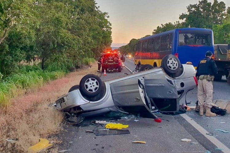 Homem morre em grave acidente entre ônibus e carro de passeio na BR-020