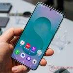 A Samsung é acusada de copiar "mais de uma dúzia" de recursos do iPhone na série Galaxy S25