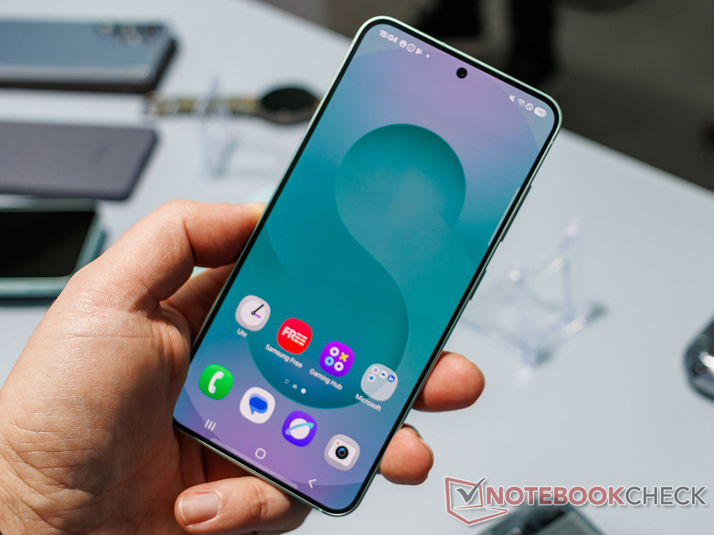 A Samsung é acusada de copiar "mais de uma dúzia" de recursos do iPhone na série Galaxy S25