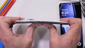 blog 4 OnePlus 13 e 13R encaram arranhões, fogo e curvatura em teste de durabilidade