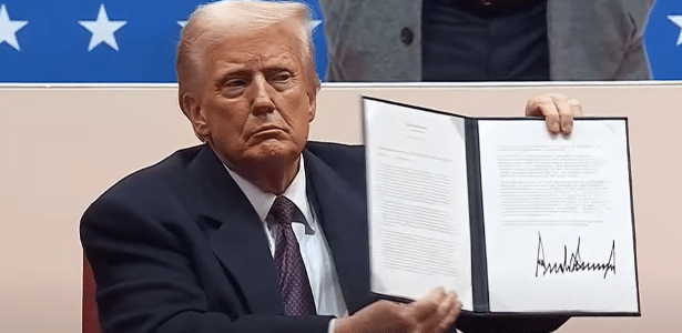 20.jan.2025 - O presidente dos EUA, Donald Trump assina atos oficiais do governo na Arena Capital One, em Washington, nos EUA.