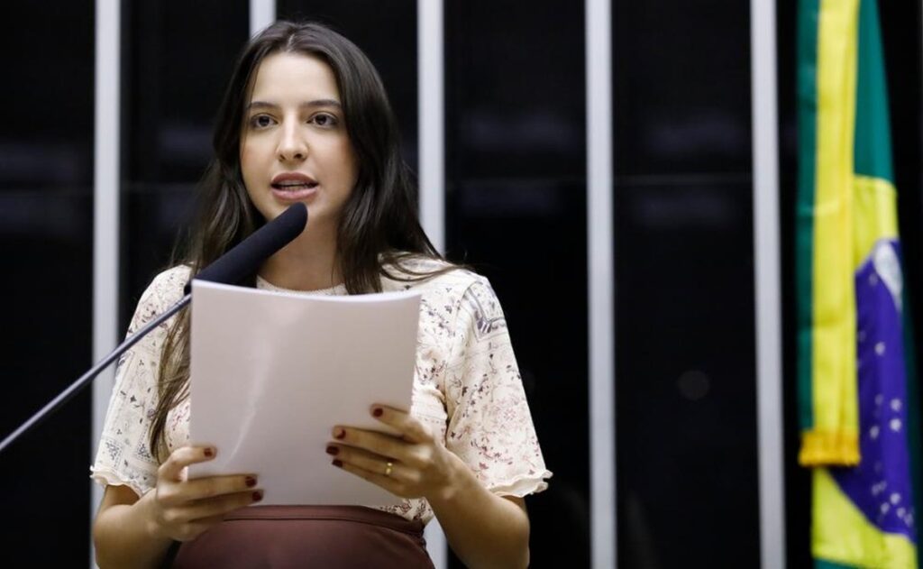 Câmara aprova projeto que endurece pena para uso malicioso de inteligência artificial em eleições | Política