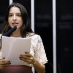 Câmara aprova projeto que endurece pena para uso malicioso de inteligência artificial em eleições | Política