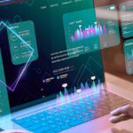 Tela de um notebook com elementos gráficos saindo da tela