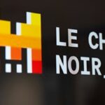 Esta fotografia mostra o logotipo da Mistral AI, uma start-up de inteligência artificial, e seu chat em sua sede, em Paris, em 15 de janeiro de 2025