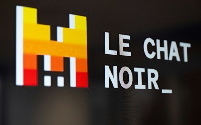 Esta fotografia mostra o logotipo da Mistral AI, uma start-up de inteligência artificial, e seu chat em sua sede, em Paris, em 15 de janeiro de 2025