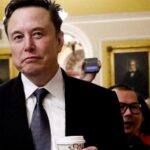 5.dez.2024 - Elon Musk andando pelo capitólio