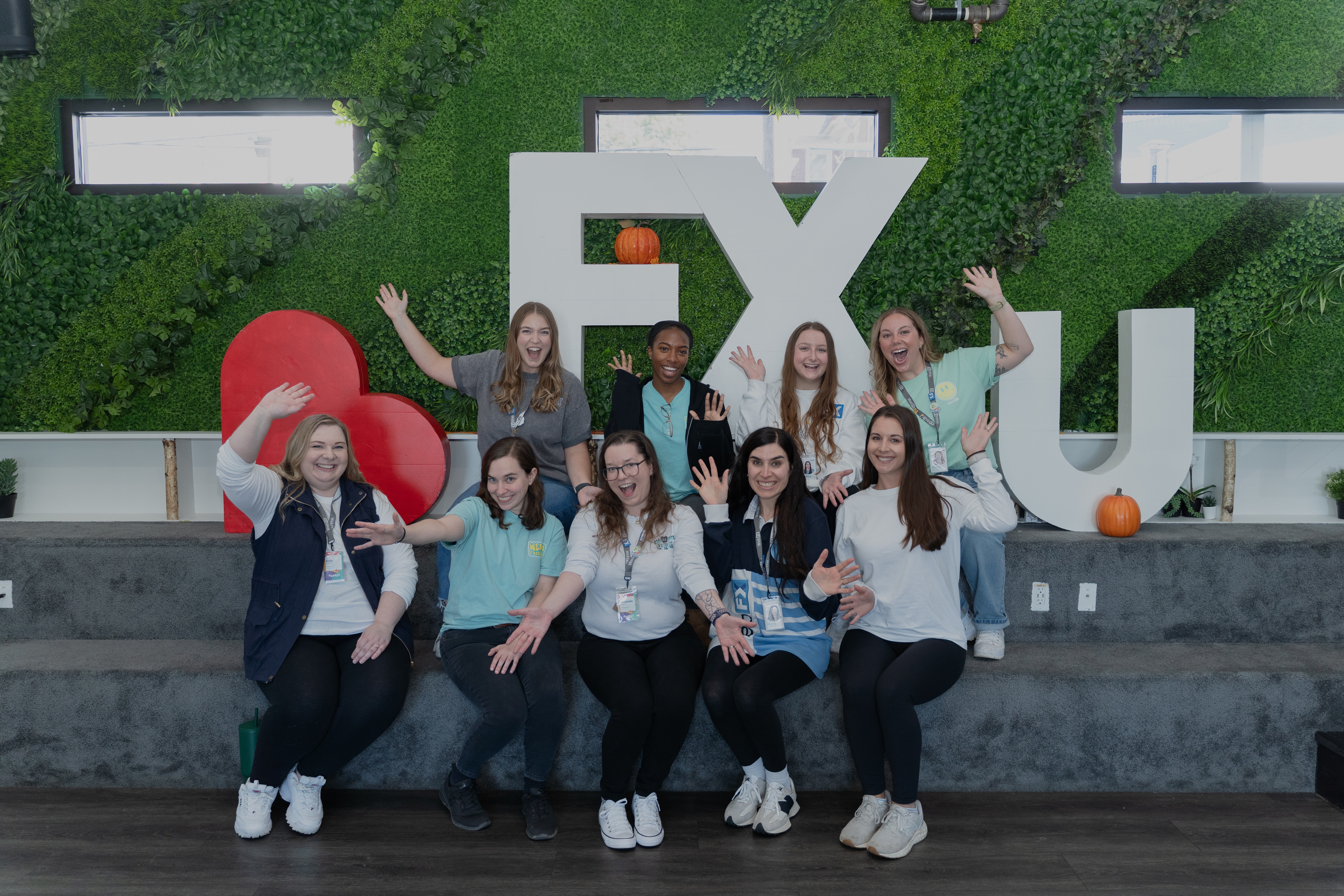 Equipe de aquisição de talentos posando para uma foto