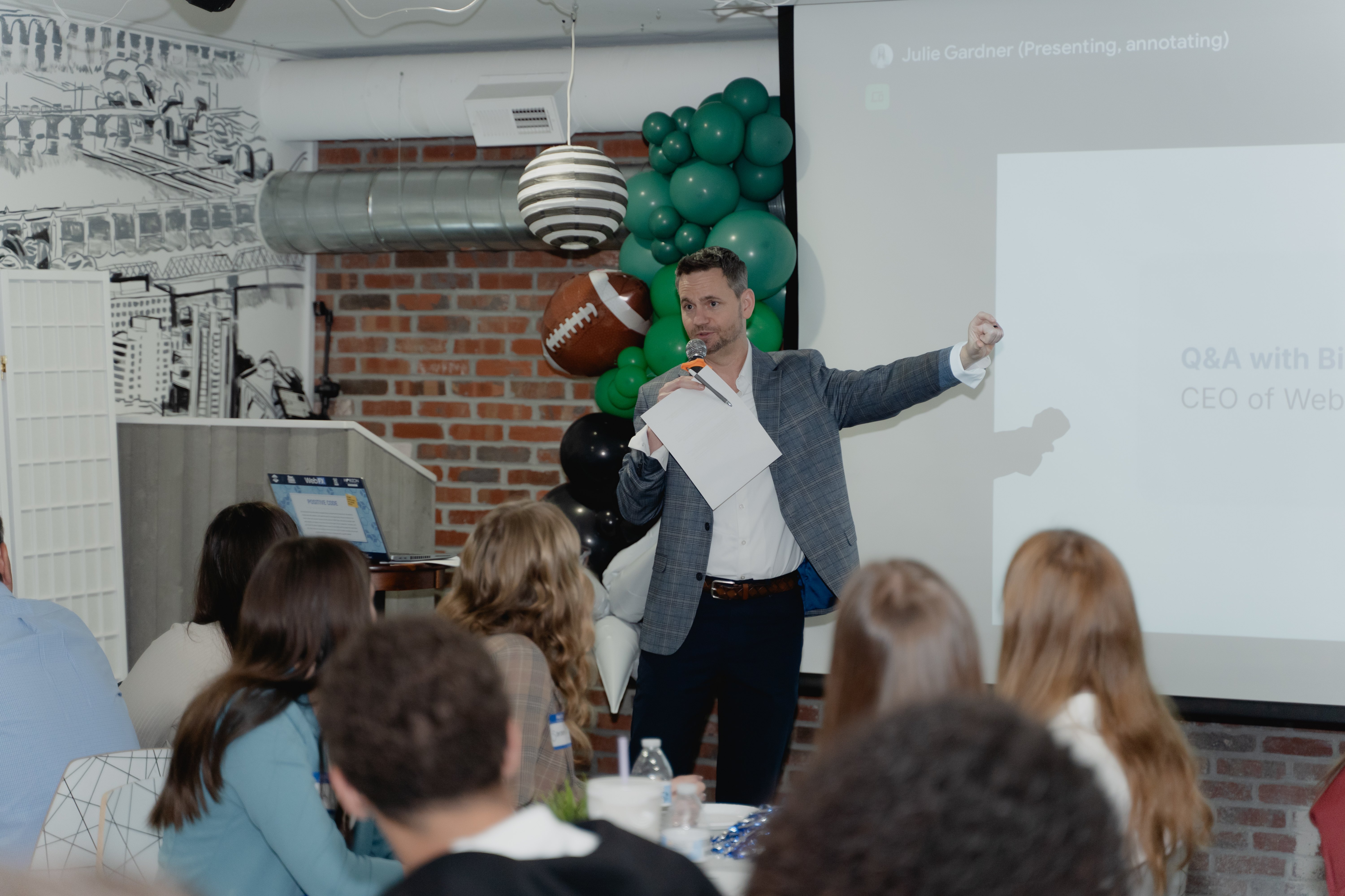 CEO Bill apresentando a um grupo de pessoas