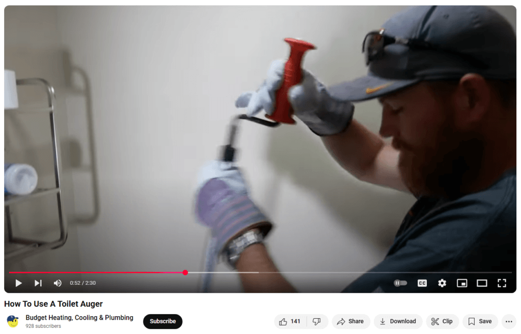 Um vídeo de serviços domésticos sobre como usar uma troca de banheiro