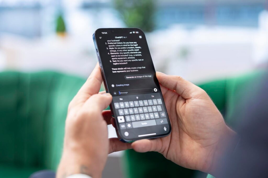 pessoa a usar chatgpt em smartphone