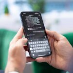 pessoa a usar chatgpt em smartphone