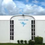 Escola troca professores por inteligência artificial e tem só 2 horas de aula por dia; mensalidades partem de R$ 18 mil