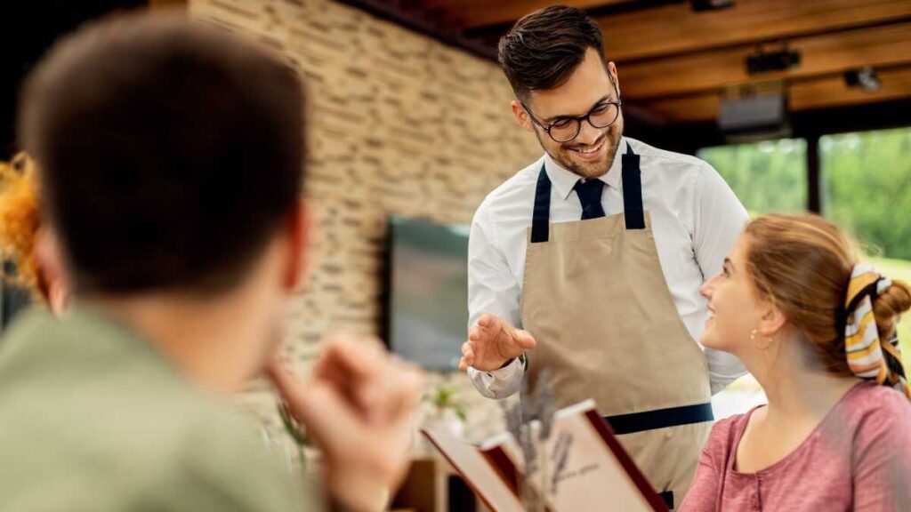 Você chama o garçom assim? Descubra por que esse gesto é malvisto na etiqueta