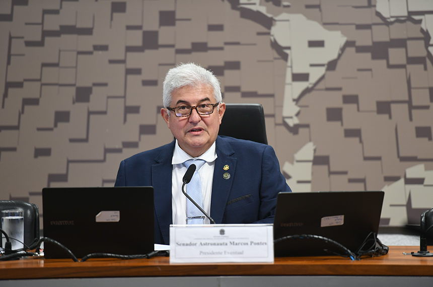 À mesa, presidente eventual da CCT, senador Astronauta Marcos Pontes (PL-SP), conduz audiência.