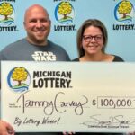 Apostadora de Michigan vence R$ 540 mil na loteria Powerball após pedir ao ChatGPT uma sequência; caso reacende debate sobre inteligência artificial e sorte.