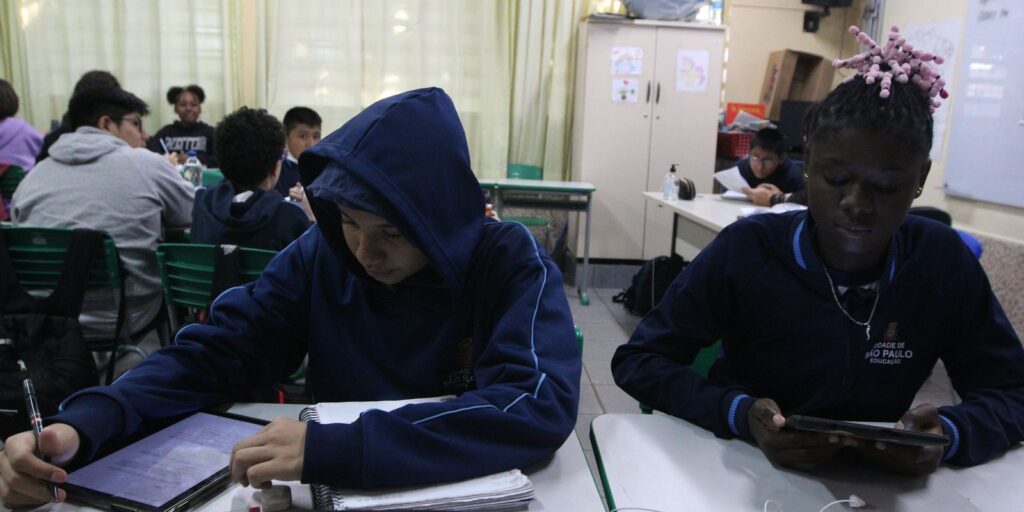 Professores no Brasil usam mais IA que média dos países da OCDE