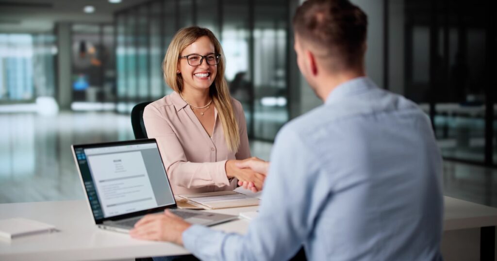 Recrutadores usam IA para selecionar currículos. Candidatos estão tentando enganá-la
