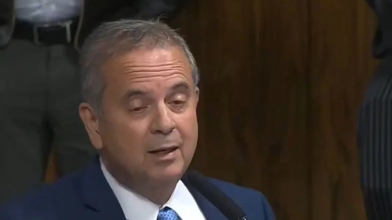 VÍDEO: Senador bolsonarista passa vergonha ao tentar “lacrar” com ChatGPT na CPMI do INSS