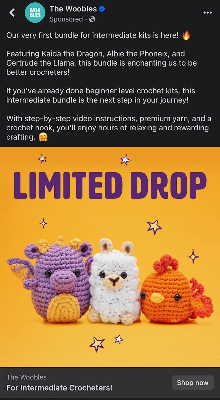 Fundo laranja com fotos de animais de crochê