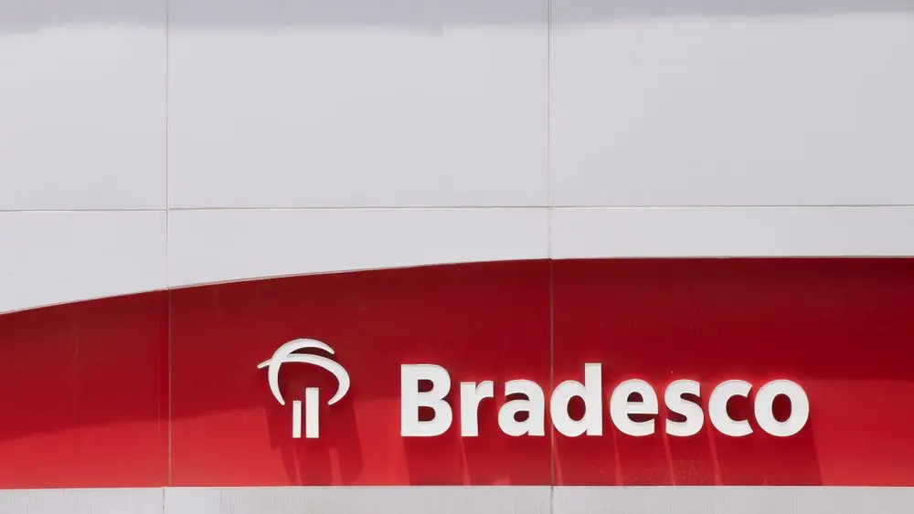 Bradesco supera rivais, colhe frutos dos ajustes e ação dispara mais de 60% em 2025