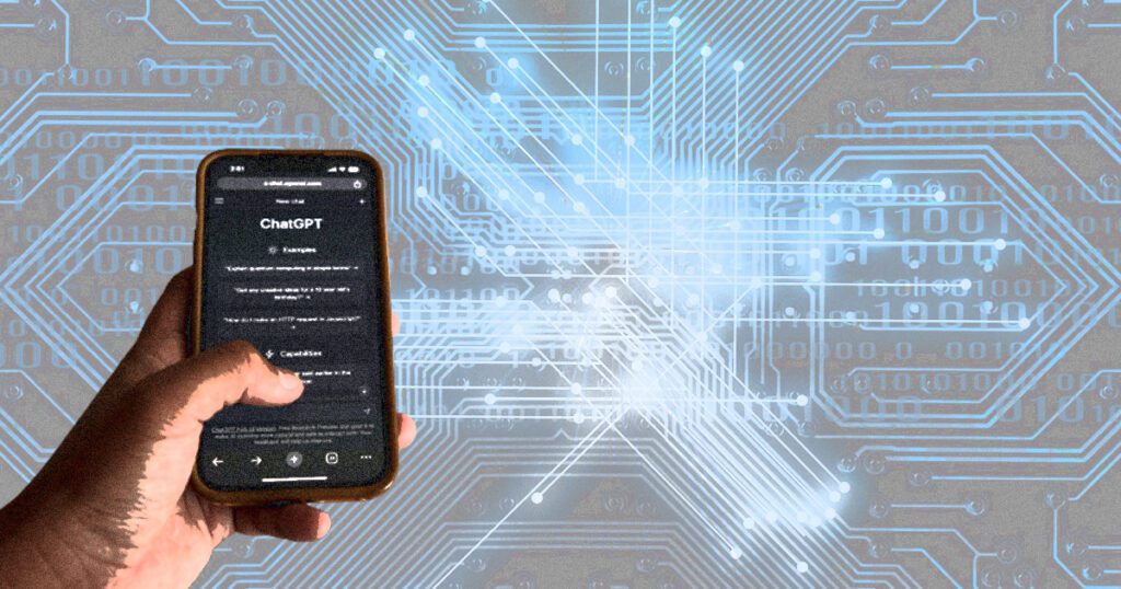 Fotomontagem que mostra uma mão segurando um celular sobre um fundo em tons azuis reproduzindo circuitos eletrônicos