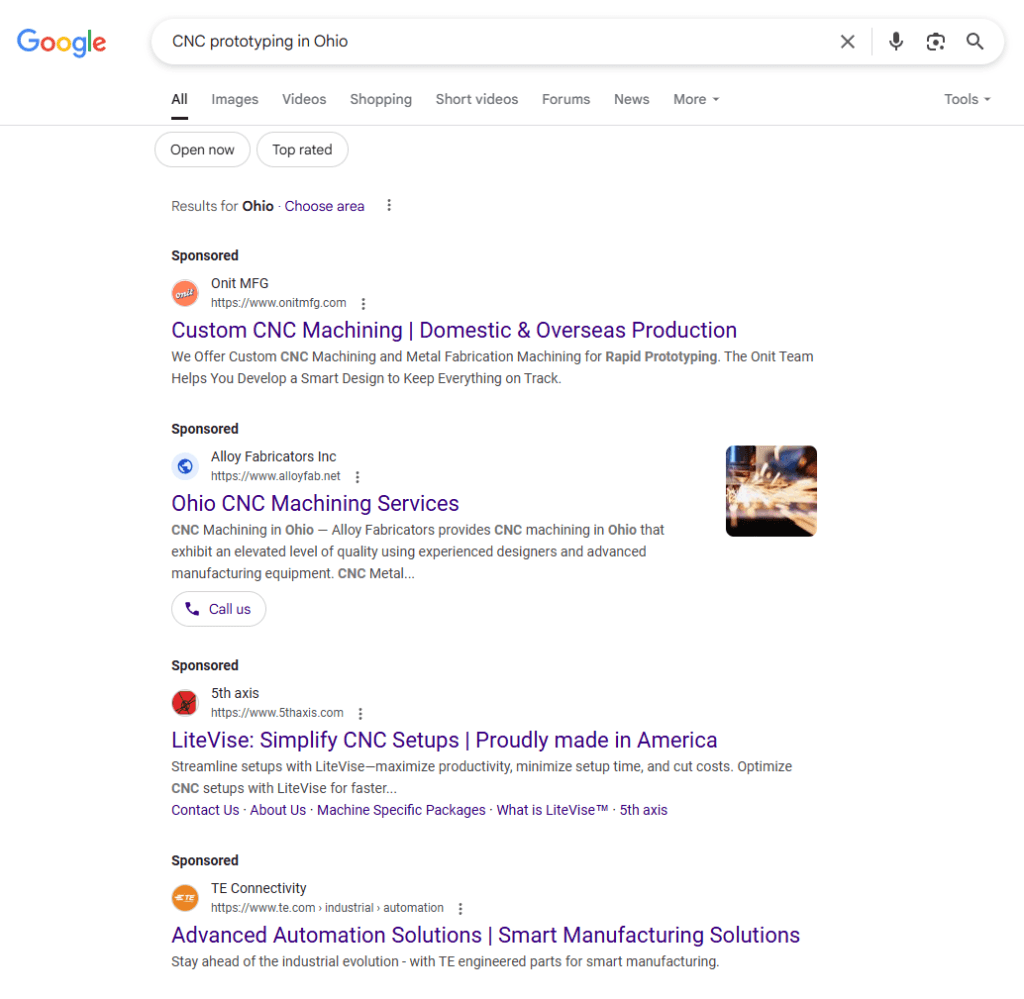 Página de resultados de pesquisa do Google exibindo listagens orgânicas e patrocinadas de serviços de prototipagem CNC em Ohio