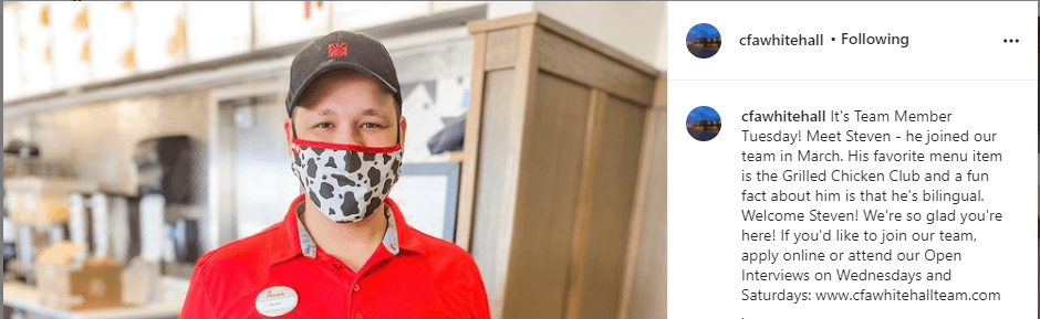 Foto de um trabalhador da Chick-fil-A