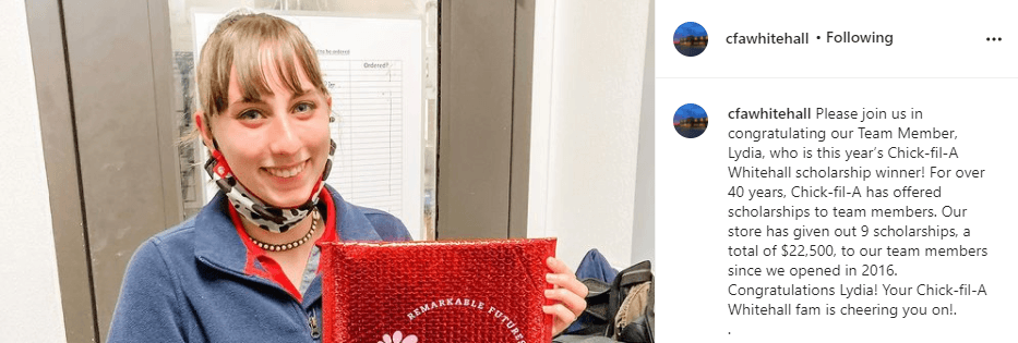 Foto de uma garota ganhando um prêmio no Chick-fil-A