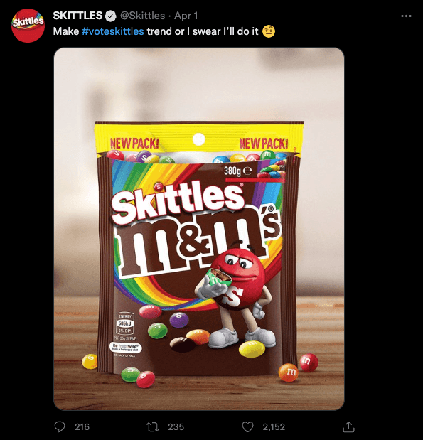 Skittles postando uma foto de brincadeira de seus doces misturados com M&Ms