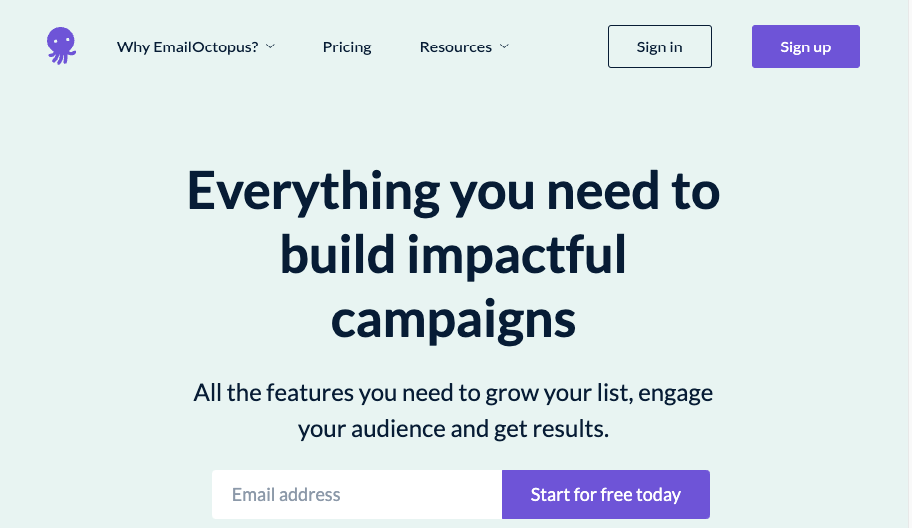 Site EmailOctopus com fundo verde menta e informações sobre seu software